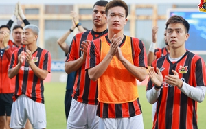 Thua ngược Ninh Bình, HLV Thạch Bảo Khanh hết lời khen đội trưởng đối thủ