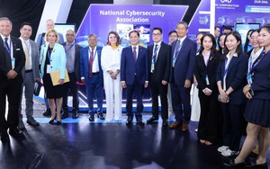 Các Trưởng đoàn dự Lễ mở ký Công ước Hà Nội tham quan Triển lãm công nghệ