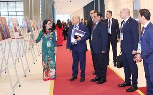 Trưng bày ảnh của TTXVN tại Lễ mở ký Công ước Hà Nội