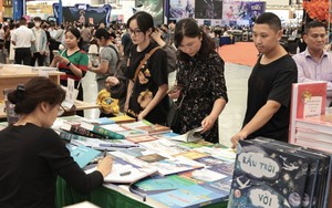Khu trưng bày sách trở thành điểm nhấn văn hóa tại Hội chợ mùa Thu 2025