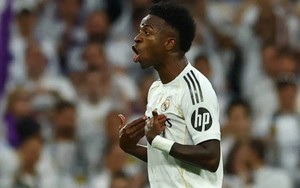 Vinicius đã phản ứng thế nào khiến HLV Alonso 'làm ngơ' không bắt tay?