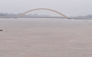 Lũ sông Hương tiếp tục cuồn cuộn dâng cao