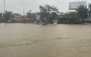 Huế: Nước dâng cao khiến nhiều khu vực bị cô lập, mất điện