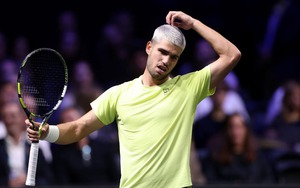 Alcaraz thua sốc ở trận ra quân tại Paris Masters, đối mặt nguy cơ mất ngôi số 1 thế giới