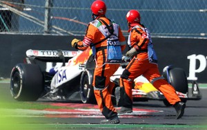 Khoảnh khắc kinh hoàng ở F1: Tay đua suýt tông trúng hai người chạy ngang đường đua