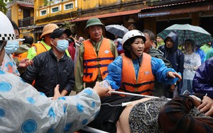 Bí thư Thành ủy Đà Nẵng trực tiếp chỉ đạo sơ tán người nhân dân khỏi vùng ngập lụt nguy hiểm