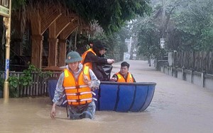 Lực lượng Bộ đội Biên phòng Đà Nẵng giúp dân vùng lũ đến nơi an toàn