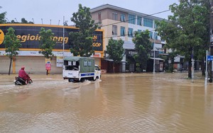 Lũ trên sông Hương xuống rất chậm, trung tâm TP Huế vẫn ngập sâu