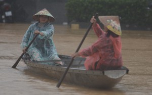 Người dân Huế khổ sở đi qua vùng nước ngập sâu
