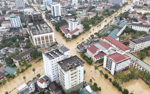 Trung tâm thành phố Huế vẫn ngập trong biển nước