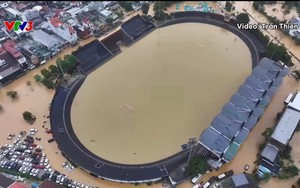 Sân bóng miền Trung chìm trong biển nước