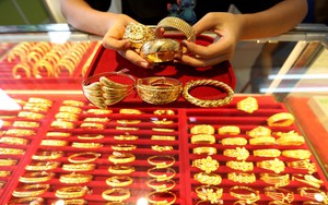 Giá vàng phục hồi sau khi chạm đáy ba tuần