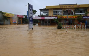 Huế: Nhiều khu vực trũng thấp vẫn bị ngập sâu trong nước lũ