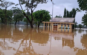 Lũ sông Hương xuống sát báo động 3, TP Huế vẫn ngập diện rộng