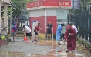 Người dân Huế khẩn trương dọn vệ sinh khi nước rút