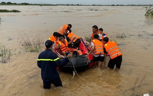 Quảng Ngãi: Huy động mọi lực lượng hỗ trợ người dân vùng ngập sâu