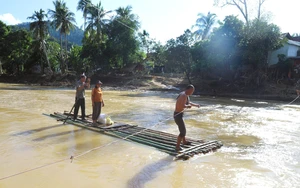 Nghệ An: Bản làng bị cô lập, người dân liều mình vượt suối Nậm Ngân bằng bè mảng