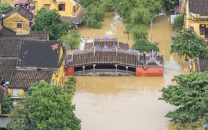 Xót xa hình ảnh Phố cổ Hội An bị ngập sâu trong mưa lũ lịch sử