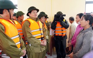 Phó Thủ tướng Chính phủ Mai Văn Chính thăm, động viên người dân vùng rốn lũ tại Quảng Trị