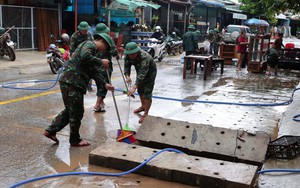 Các lực lượng vũ trang Đà Nẵng hỗ trợ người dân vùng cao dọn dẹp sau lũ