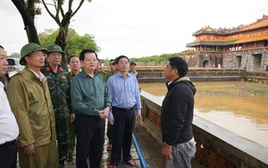 Phó Thủ tướng Mai Văn Chính kiểm tra tình hình ngập lụt tại Đại Nội Huế