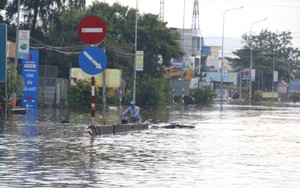 Quốc lộ 1A nhiều đoạn ven biển Lâm Đồng tạm thời gián đoạn lưu thông do bị ngập sâu
