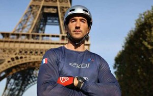 Pháp: Kỷ lục thế giới leo tháp Eiffel bằng xe đạp