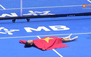 Tay vợt nữ Việt kiều ăn mừng đầy cảm xúc với Quốc kỳ sau khi cùng em trai vô địch pickleball tại Việt Nam