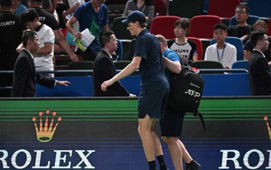 Hình ảnh đáng lo khi Sinner bỏ cuộc, đối thủ nói lời thật lòng về chiến thắng