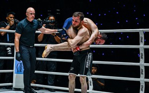 Dùng 'tuyệt chiêu' của đối thủ để khắc chế, võ sĩ MMA Nga hạ gục nhà vô địch người Mỹ