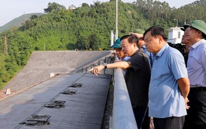 Khẩn cấp ứng phó "bão chồng bão"