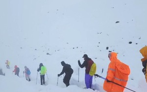 Giải cứu hàng trăm du khách mắc kẹt trên đỉnh Everest do bão tuyết