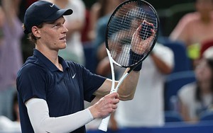 Jannik Sinner đối mặt vấn đề lớn sau thất bại sớm ở Thượng Hải Masters 2025