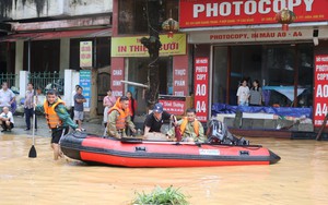 Lực lượng chức năng tỉnh Cao Bằng hỗ trợ người dân trong bão lũ