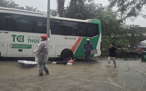 Xử lý sự cố rò điện ở khu vực ngập nước trên phố Hà Nội