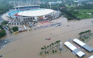 Hà Nội: Nhiều tuyến đường ngập sâu sau cơn mưa kéo dài