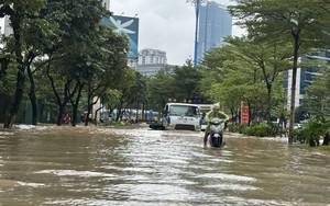 Hà Nội vẫn còn nhiều điểm ngập sâu, giao thông khó khăn