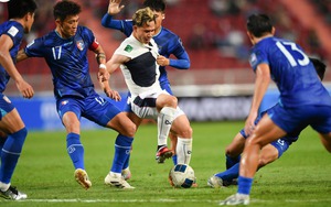 Bị đối thủ kéo rách áo, Supachok vẫn thi đấu năng nổ và giúp ĐT Thái Lan chiến thắng