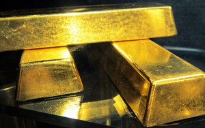 Giá vàng thế giới lên đỉnh mới khi dòng tiền trú ẩn ồ ạt chảy vào