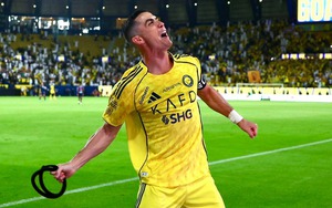 Cha con Ronaldo gây sốt khi ghi bàn trong cùng một ngày