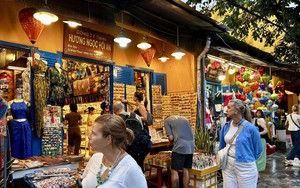 Phố cổ Hội An khôi phục nhịp sống thường ngày sau mưa lũ