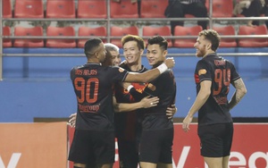 Hoàng Đức ghi bàn giúp đội nhà có mạch 9 trận bất bại và đứng đầu giải đấu