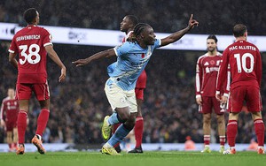 Jeremy Doku đá tuyệt hay vì chiến thuật của... Liverpool 