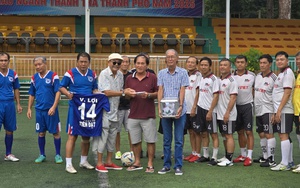 Bóng đá Việt Nam: Một con người đau...