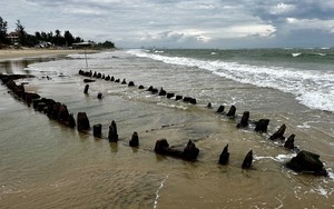 Hình ảnh tàu gỗ cổ tại bãi biển Hội An, Đà Nẵng