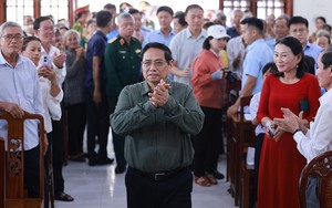 Thủ tướng dự Ngày hội Đại đoàn kết toàn dân tộc tại xã Đề Gi, Gia Lai