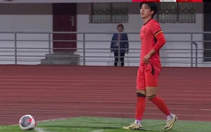 Cầu thủ U22 Trung Quốc nhận thẻ vàng khi nhổ cột cờ ở trận thua tuyển trẻ Việt Nam, CĐV lập tức chỉ trích