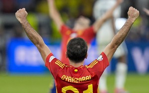 Mikel Oyarzabal xứng danh người hùng áo vải của xứ đấu bò