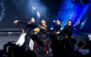 "Cuộc chơi" thời trang kết hợp truyền thống và hội hoạ của NTK Cao Minh Tiến