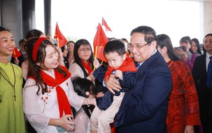 Thủ tướng gặp cán bộ Đại sứ quán và cộng đồng người Việt Nam tại Kuwait